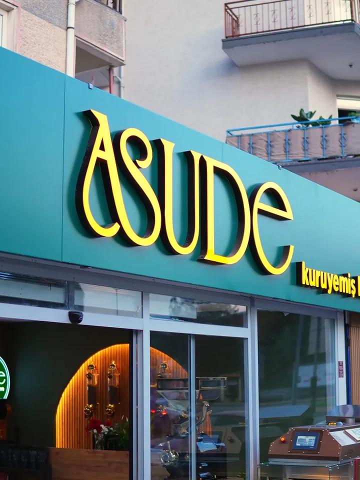 Asude Kuruyemiş & Kahve'nin İnegöl Kasım Efendi Caddesi'ndeki dükkân cephesi